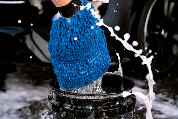 konjuhi-chenille-waschhandschuh-blue-3 KONJUHI Chenille Waschhandschuh Blue