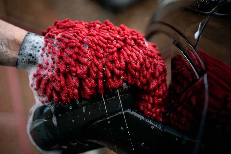 konjuhi-chenille-waschhandschuh-red-2 KONJUHI Chenille Waschhandschuh Red